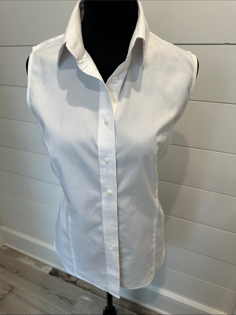 Brooks Brothers Sleeveless White Button-Up Collared Women's Top